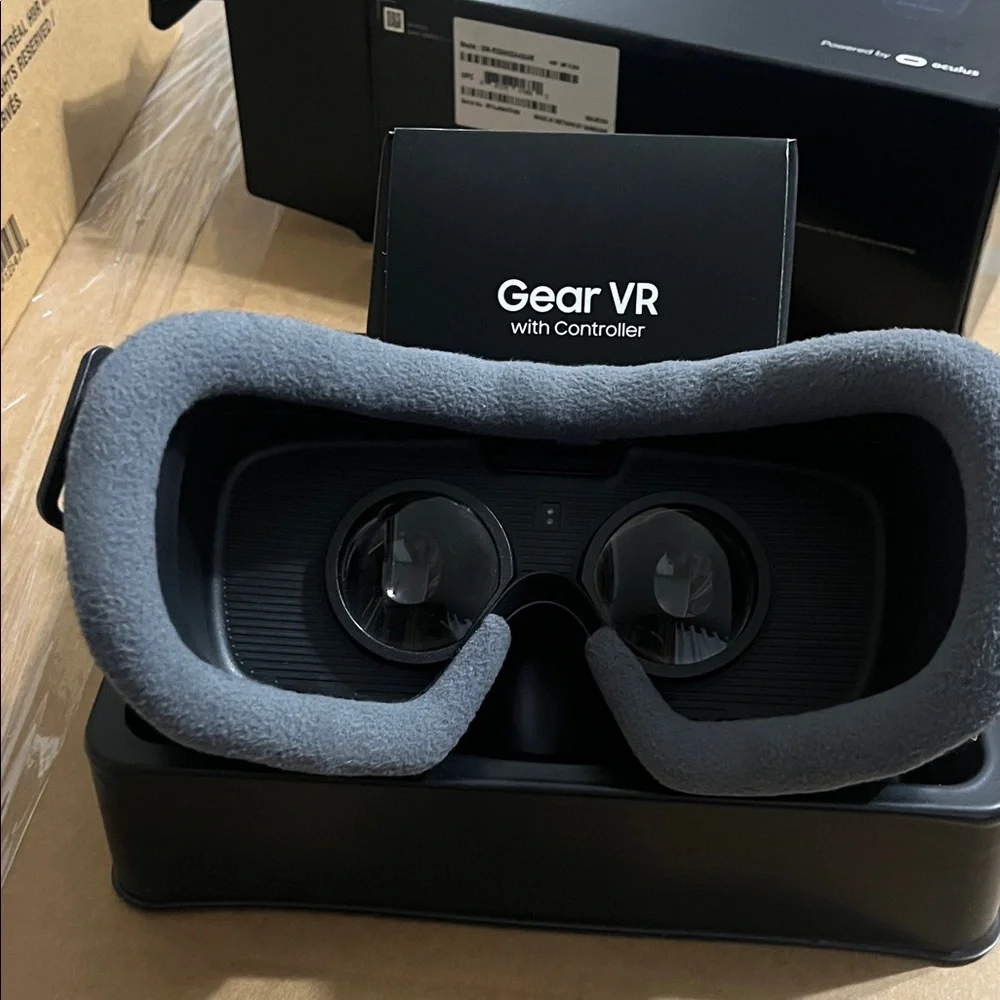 Samsung Gear VR Headset with Controller - Dark Gray - Picture 8 of 16